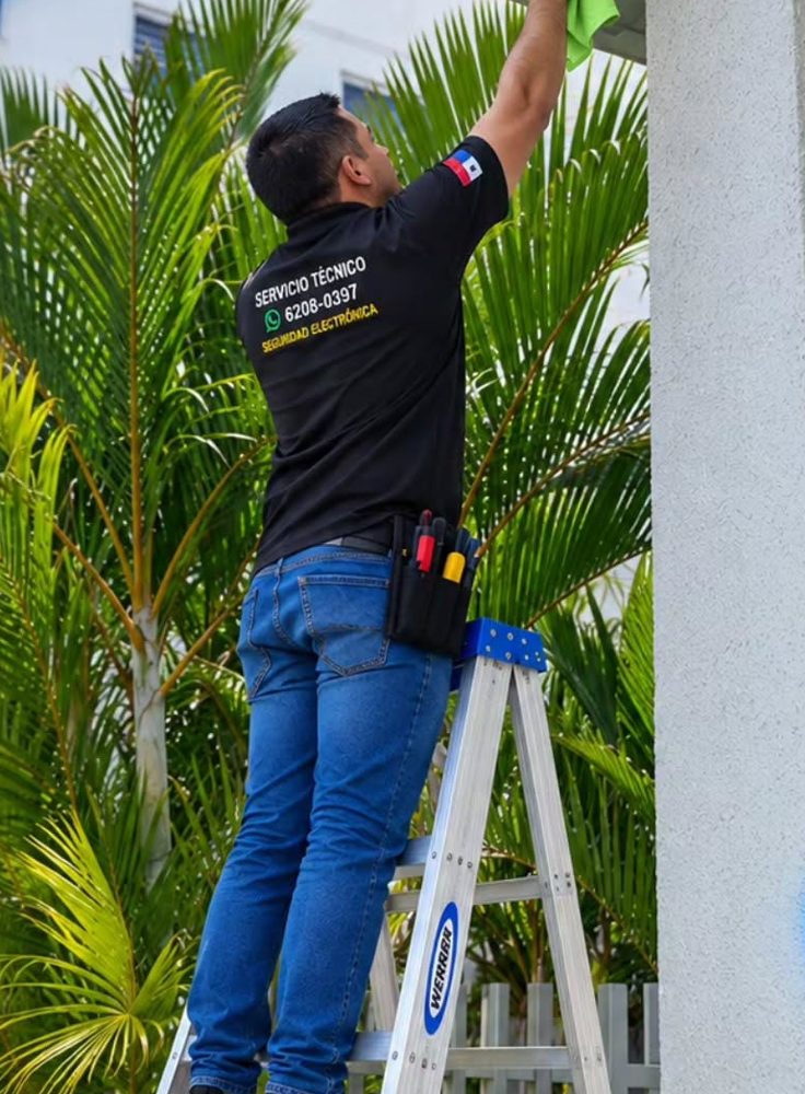 Técnico de SIMRO instalando una cámara de seguridad