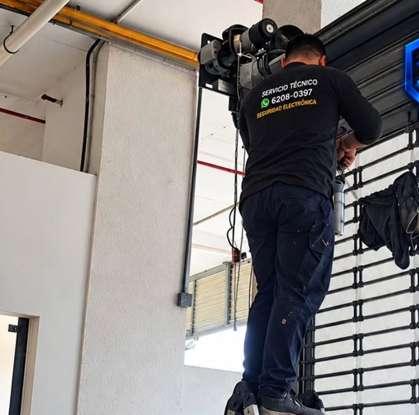 Técnico en escalera revisando el motor de una cortina