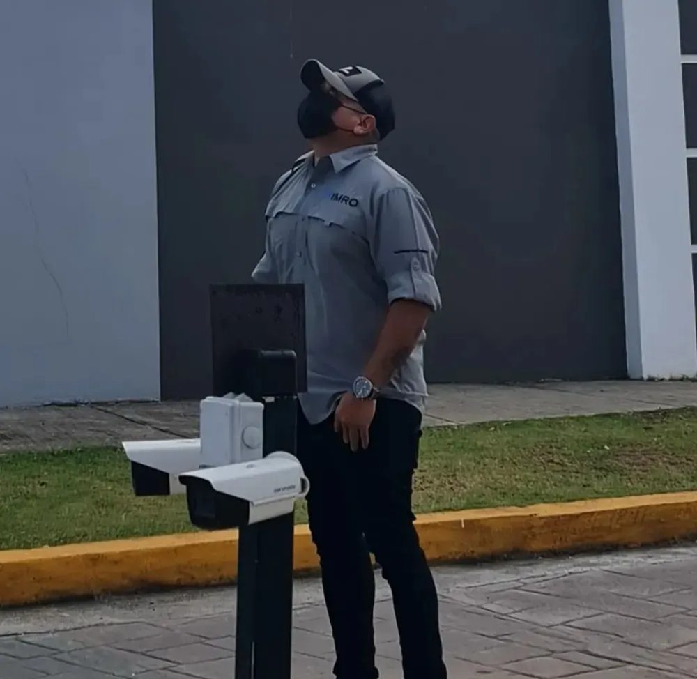 Técnico revisando una cámara instalada en un poste