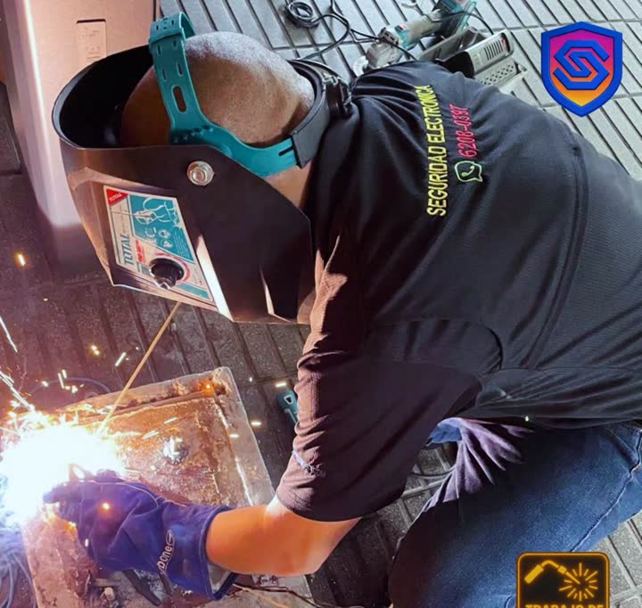 Técnico de SIMRO soldando una estructura metálica