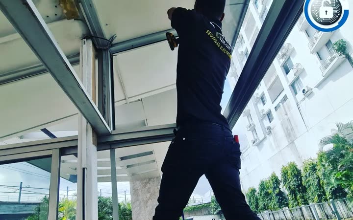 Técnico de SIMRO equipando una garita de seguridad